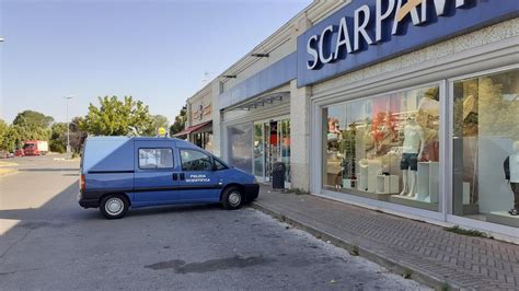 Negozio Scarpamondo a Viareggio.